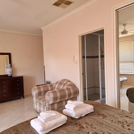 Tuggeranong Short Stay #10C - Sleeps 6 Canberra Exterior photo